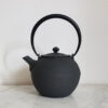 theiere en fonte japonaise grise wazuqu hikime 950 1350ml