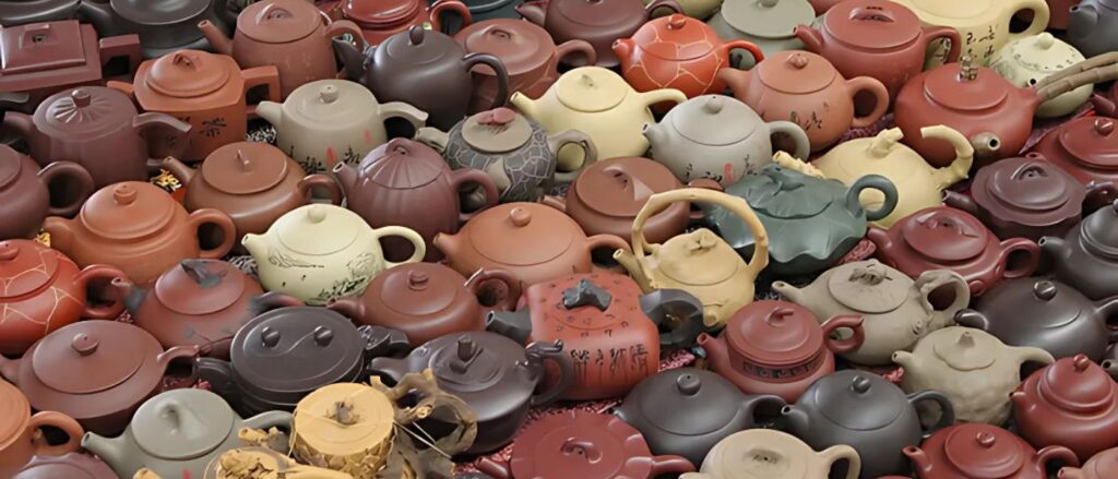 Diverses théières d'argile de Yixing de différentes formes et tailles exposées sur un présentoir en bois traditionnel