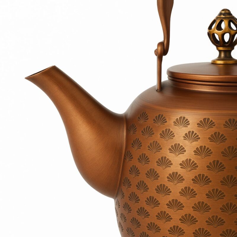 Theiere-en-Cuivre-Rouge-–-bec-verseur-Collection-RDT-Heritage.jpg Théière en Cuivre Rouge – Motif Arabesque Royale – 1,5L | Collection RDT Héritage