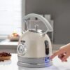 Bouilloire Sans Plastique 1,8L crème avec thermomètre analogique, allumée par une main.