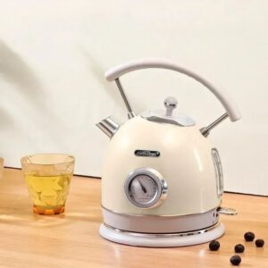 5-4.jpg Bouilloire Sans Plastique 1,8L crème avec thermomètre intégré, sur une table en bois clair.
