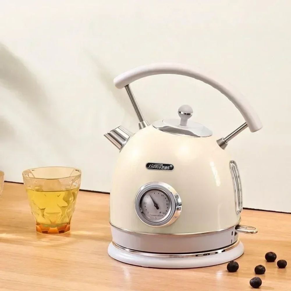 Bouilloire Sans Plastique 1,8L crème avec thermomètre intégré, sur une table en bois clair.