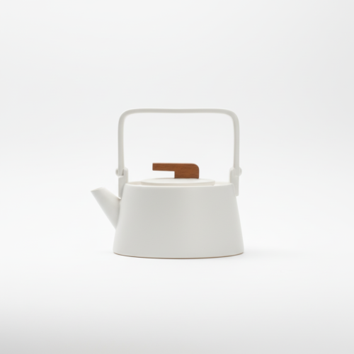 generated-1766487949855-9.png Théière en Céramique Bouilloire Scandinave 800ml blanche avec anse et bouton en bois clair, design épuré.