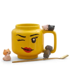 01e34f9a-caf6-42a3-8026-cb1453c40ebc.webp Mug jaune en céramique décoré d'un visage clin d'œil avec des figurines de chatons