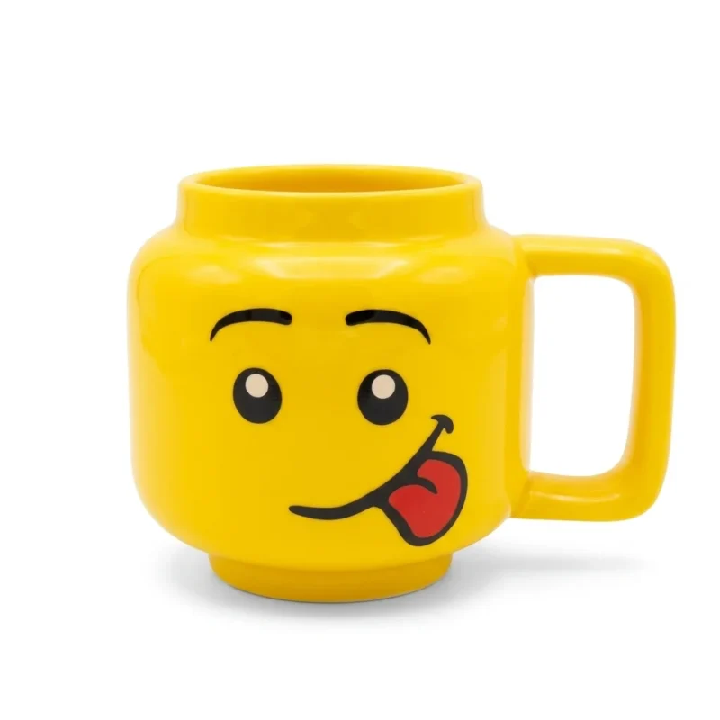 21226884-c5a6-4842-a129-3232868e1bb9.webp Mug jaune en céramique en forme de tête de personnage avec une expression coquine