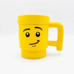 6a33a261-16f3-4c13-8b58-0d89f1002cc4.webp Mug en céramique jaune vif avec un visage expressif et une anse rectangulaire