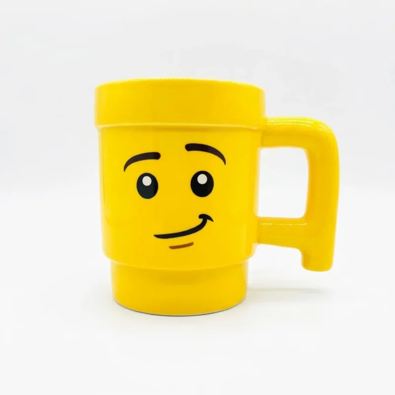 6a33a261-16f3-4c13-8b58-0d89f1002cc4.webp Mug en céramique jaune vif avec un visage expressif et une anse rectangulaire
