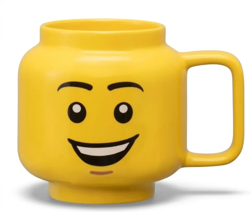 8936e9d0-3225-43e7-b448-2992087ff4f0.webp Mug jaune en céramique en forme de tête de personnage souriant avec une anse