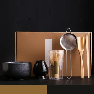S07176f950896485ab478091f70c94bd72.webp Ensemble complet de cérémonie matcha comprenant bol noir, fouet, cuillère et tamis métallique