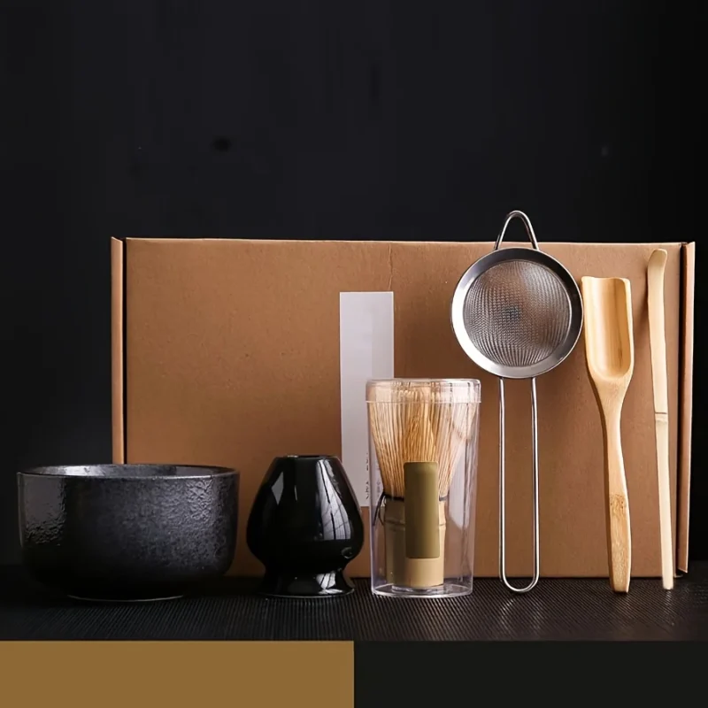 S07176f950896485ab478091f70c94bd72.webp Ensemble complet de cérémonie matcha comprenant bol noir, fouet, cuillère et tamis métallique