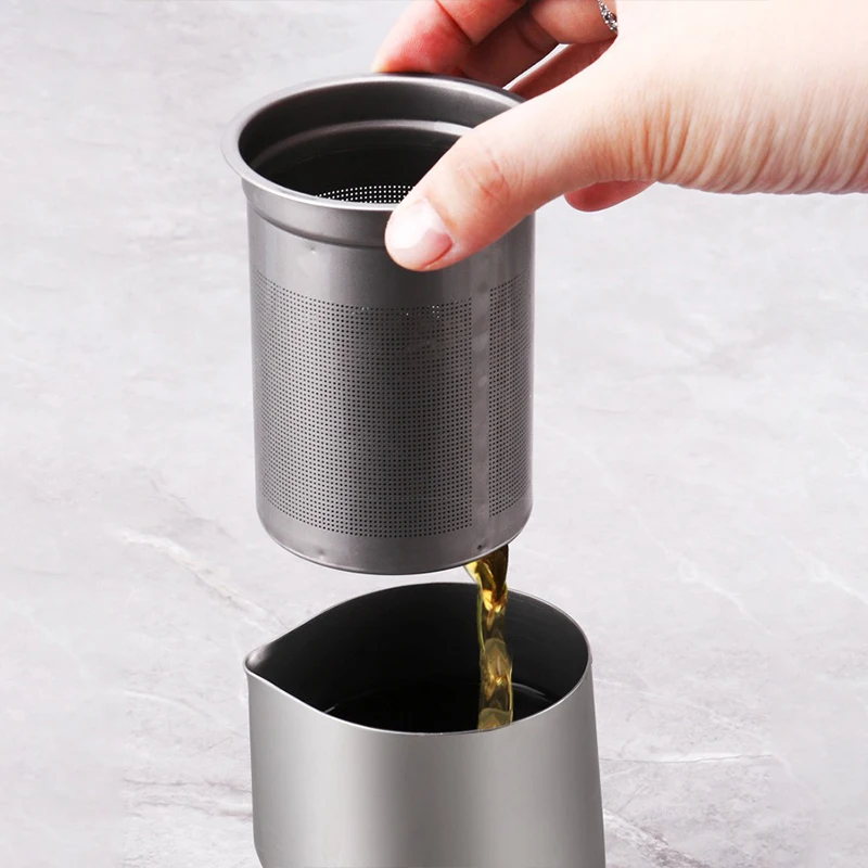 S314e1173d7bf4748aa0dfc8b75fc4186a.webp Set Théière Voyage Inox Titane - Théière Portable, Infuseur et Tasses Double Paroi - Kit Thé Camping