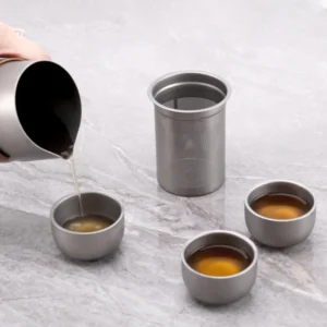 Sc3e993590a704e6b9f0cc970d1c3e809M.webp Set Théière Voyage Inox Titane - Théière Portable, Infuseur et Tasses Double Paroi - Kit Thé Camping