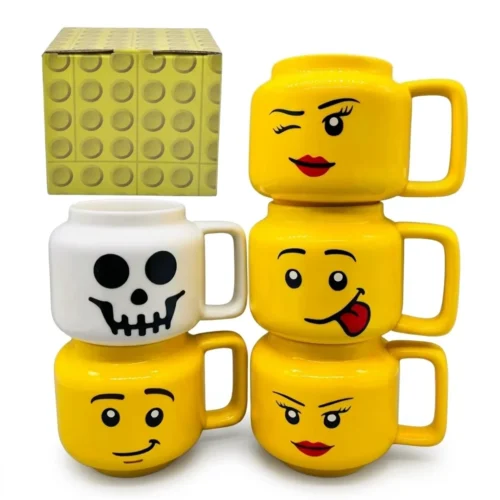 a19a4b47-c6ab-4643-a121-7f76d8df8827.webp Quatre mugs empilables en forme de têtes de figurines jaunes et une tête blanche
