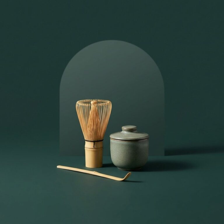 Accessoires à thé : fouet à matcha, cuillère en bambou et boîte à thé