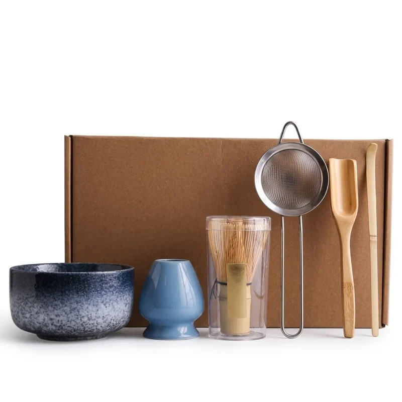 d7e5657c-4c09-4061-8484-b1acfcc9f90b.webp Un kit de préparation matcha complet avec bol bleu, fouet, tamis et ustensiles bambou