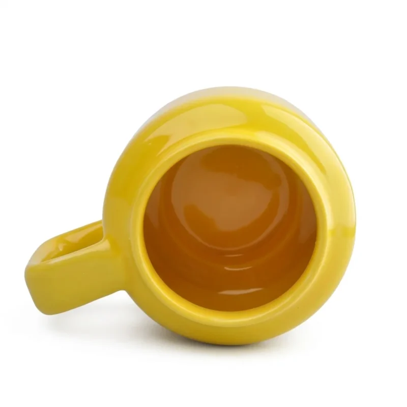d8b38b82-24e4-421d-a799-90c66adb91e4.webp Mug jaune en céramique vu du dessus avec son anse latérale caractéristique