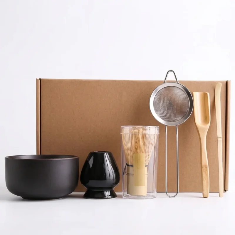 db7ffbb5-bd6f-4e59-8755-c72aea47ebb1.webp Set complet pour cérémonie du matcha incluant un bol noir, un fouet et divers ustensiles