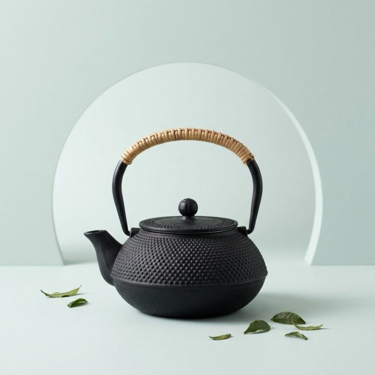 Théière en fonte japonaise noire à poignée en rotin